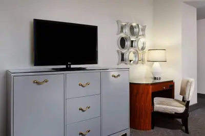 Image de Picasso Statue Tour! 2 Relaxing Units | Parking Onsite Available