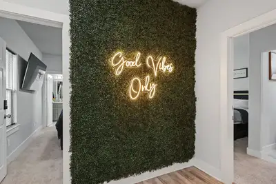 Image de Modern 2024 Mansion with Indoor Basketball, Huge TVs & Near Downtown