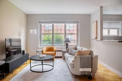 Image de Lovely Evanston 2br w/ Courtyard, nr Northwestern & Beach, by Blueground