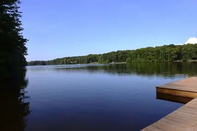 Image de Cozy Get-A-Way in Neighborhood On 3 Lakes, With Fishing Docks, Firepit, Kayaks