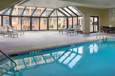 Image de Look No More! 2 Relaxing and Modern Units, Indoor Pool, Pets are Allowed!