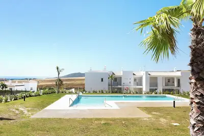 Image de Appartement 'Bajo Con JardĂn Privado Atalanterra' avec vue sur la mer, piscine partagĂ©e et Wi-Fi