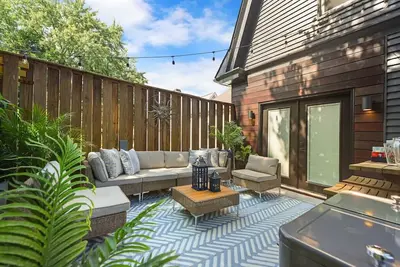 Image de ★ HostWise Stays ★ Luxe Hot Tub | Great Patio | Driveway Parking