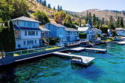 3Bed, 2. 5Bath Waterfront Home with Boat Lift!