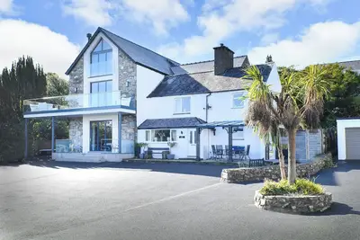 Image de Beautiful cottage a stones throw from the beach.