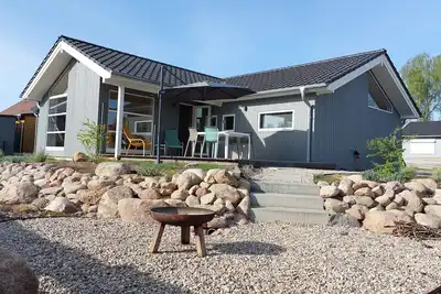 Image de Behagliches Holzhaus mit Sauna im Skandi-stil am Großen Zechliner See