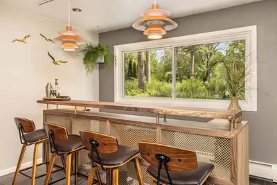 Image de Beautiful riverside yard, hot tub, game room, large dining table! \n