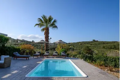 Secluded Villa with Pool in Heraklion