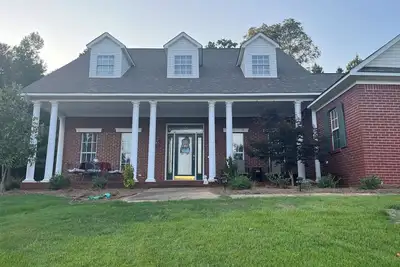 Image de Family Friendly Home 4 mi to The Vaught. Perfect for Football game weekends!