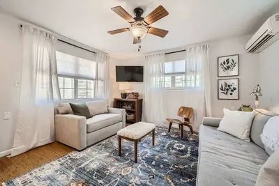 Jesse Cooper Cottage-Overlooking Swu & Downtown Gt