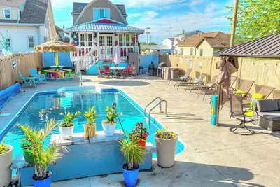 Image de Round House Sandusky. Heated inground pool, your own oasis!
