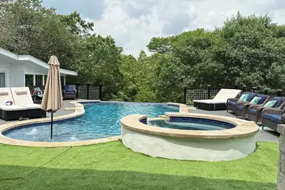 Image de Your Oasis Nestled In Wooded River Views, Pool