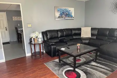 Image de Fully furnished 3 bedroom 1 bath, cheaper than a hotel rate! Washer and dryer.