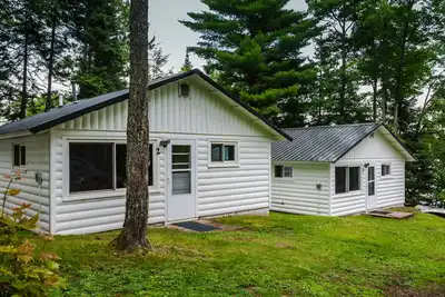 Image de Wooded Lakeside Cottage, Fishing, Snowmobiling, Hunting, Boats, Hot Tub