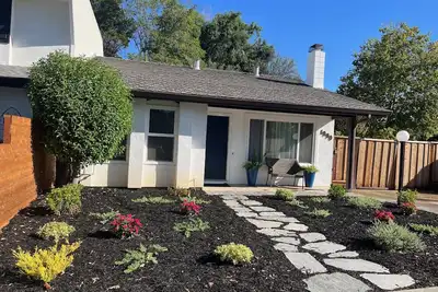 Image de Cozy townhome with backyard retreat! Minutes to wineries and downtown.