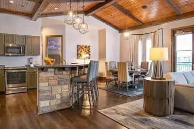 Image de 4 Bedroom Presidential Suite @ Glacier Canyon Lodge, Waterpark Passes, Sleeps 10