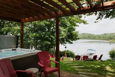 Image de Lakehouse, Hot Tub & Pontoon, King Bed