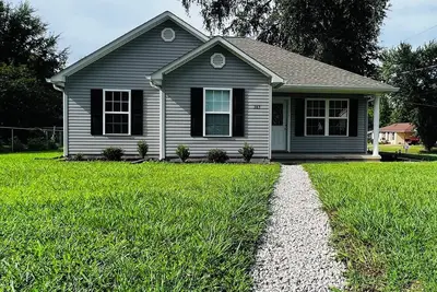 Image de Windy Hill Town House. \nYour family will be close to everything.
