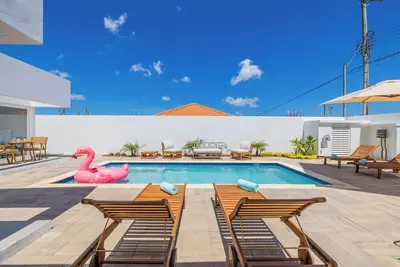 Image de Serene \"2 in 1\" Oasis ~ 2 Pools ~ King Beds ~ Bbq!