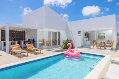 Image de 3br 3ba Newly Built w/ Private Pool 5 min 2 Beach