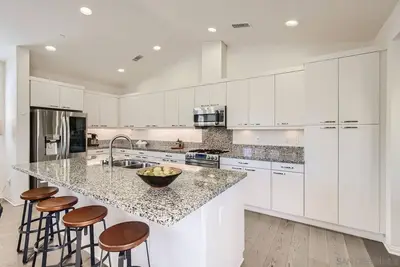 Image de Oceanside, Ca new townhouse, pool, jacuzzi, workout area