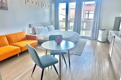 Image de Modern Apt-KingBed & futon, Ac, RoofTop, selfCheck-in\n