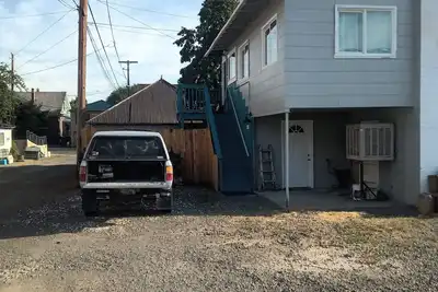 Image de 2nd floor Apt centrally located. a block from court house, post office, library!