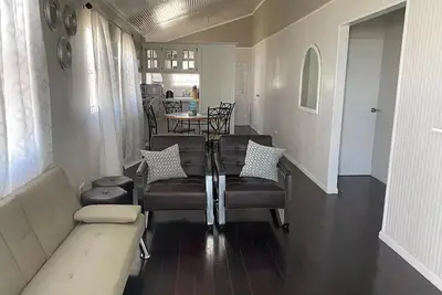 Image de Sheridan's Place\nLess than 1 minute walk to the beach