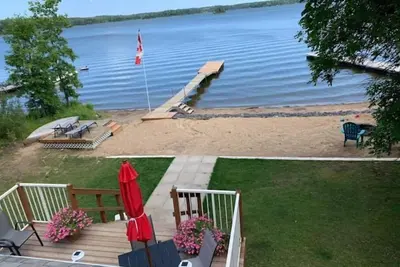 Caddy Lake Beach House - Waterfront Beach Access!