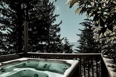 Image de The Tides - Luxury Beach House in Jordan River -  Storm Watching!