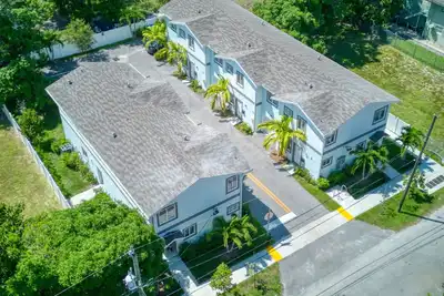 Image de Sistrunk Shades Entire Compound 5 Homes 50 Guests in Downtown Fort Lauderdale Fl