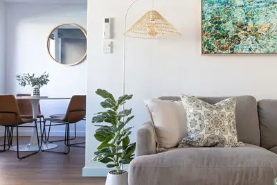 Image de By the Bay Batehaven: King, Queen, 2 x Singles