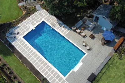 Image de Long Island Getaway w/ Heated Pool & Lake