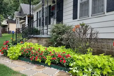 Image de Midtown Vintage Belle House conveniently located in the center of Jonesboro.