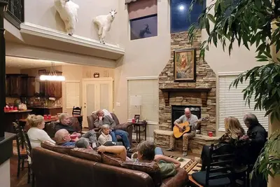 Image de Cozy, quiet, pet friendly luxury mountain home with views next to 3 ski resorts