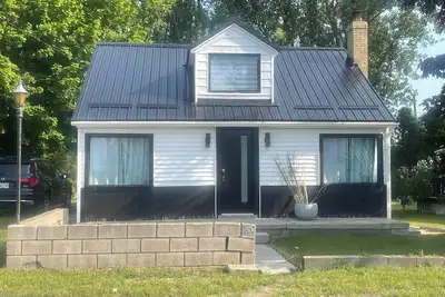 Image de Lakeside Living with Liana on the shores of pristine Long Point Beach sleeps 8!