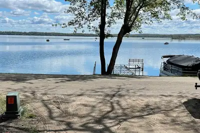 Image de Fern Beach Hideaway Beautiful New Build Lakefront property-Pet Friendly