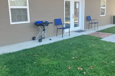 Image de Gound level and private home with 142 feet of river front access.