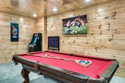 Image de Book your Summer Vacation! Log Cabin with 2 King Suites, Hot Tub & Game Room