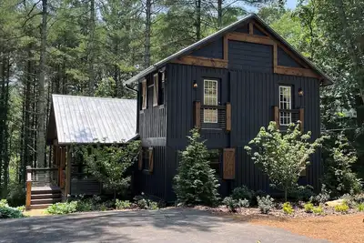 Image de Relaxing Bright Mountain Getaway w/ Hot tub - Newly Renovated Cashiers Area Home