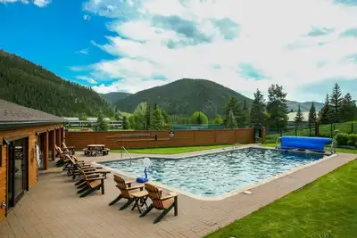 Image de 2 king beds & private baths, queen sleeper. \nFree shuttle just minutes to slopes