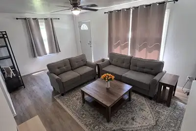 Image de Cozy remodeled duplex, unit #A. 2bed/1bath unit with high speed Wifi.