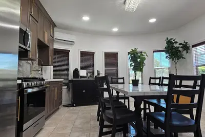 Image de Chandelier, Marble Table & Beautiful Outdoor Space\n