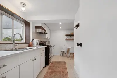Image de 2 Bedroom suite with hot tub! Minutes to local attractions, dining, and trails!