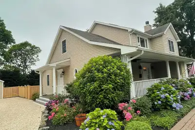 Image de Bellport Village Modern Cottage with Pool