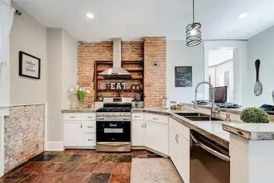 Image de Mins to Downtown - Backyard - Sleeps 10