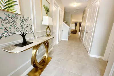 Image de Brand New Luxury 12br/11. 5ba Villa 15 Mins to Disney with Pool / Sleep 30