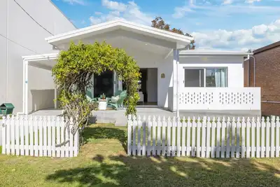 Image de Experience the perfect blend of beachside charm and stylish holiday living