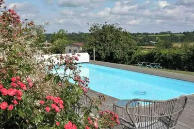 Image de Maison à la campagne, piscine chauffée en période estivale, classé 3 étoiles.