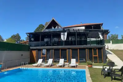 Image de Dağ manzaralı sessiz ve sakin aileler için ideal havuzlu Villa Bungalov